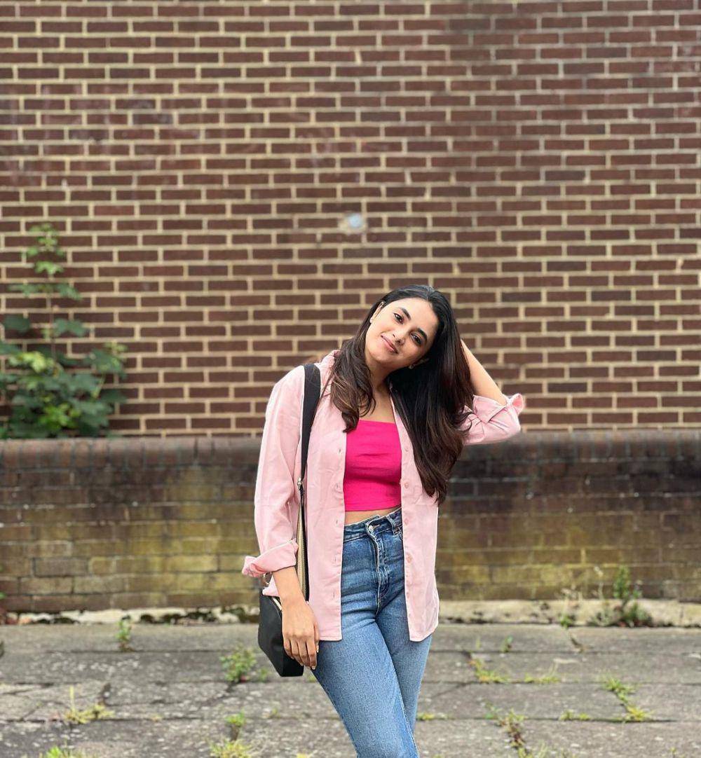 inspirasi OOTD outer ala aktris India (instagram.com/priyankaamohanofficial)