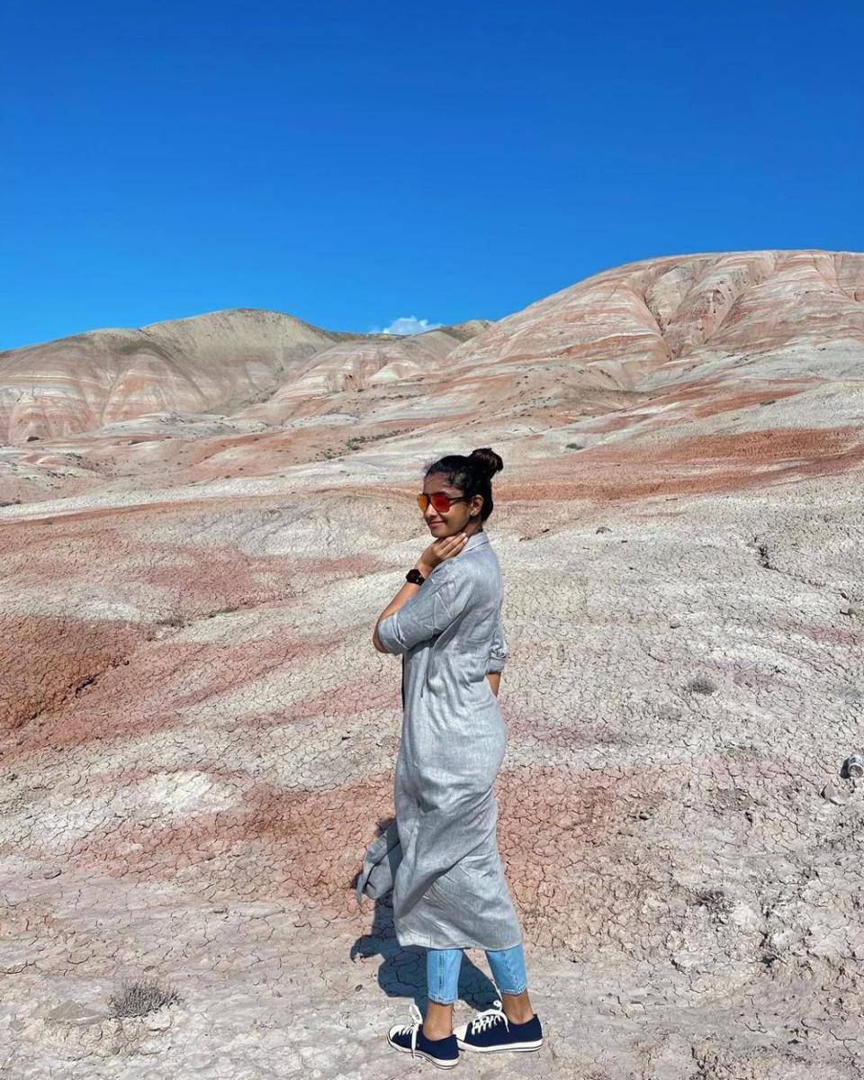 inspirasi OOTD outer ala aktris India (instagram.com/priyabhavanishankar)