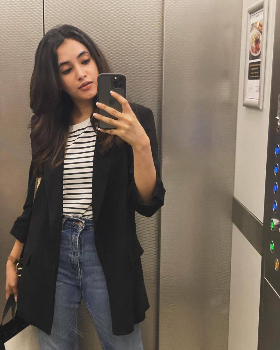 inspirasi OOTD outer ala aktris India (instagram.com/priyankaamohanofficial)