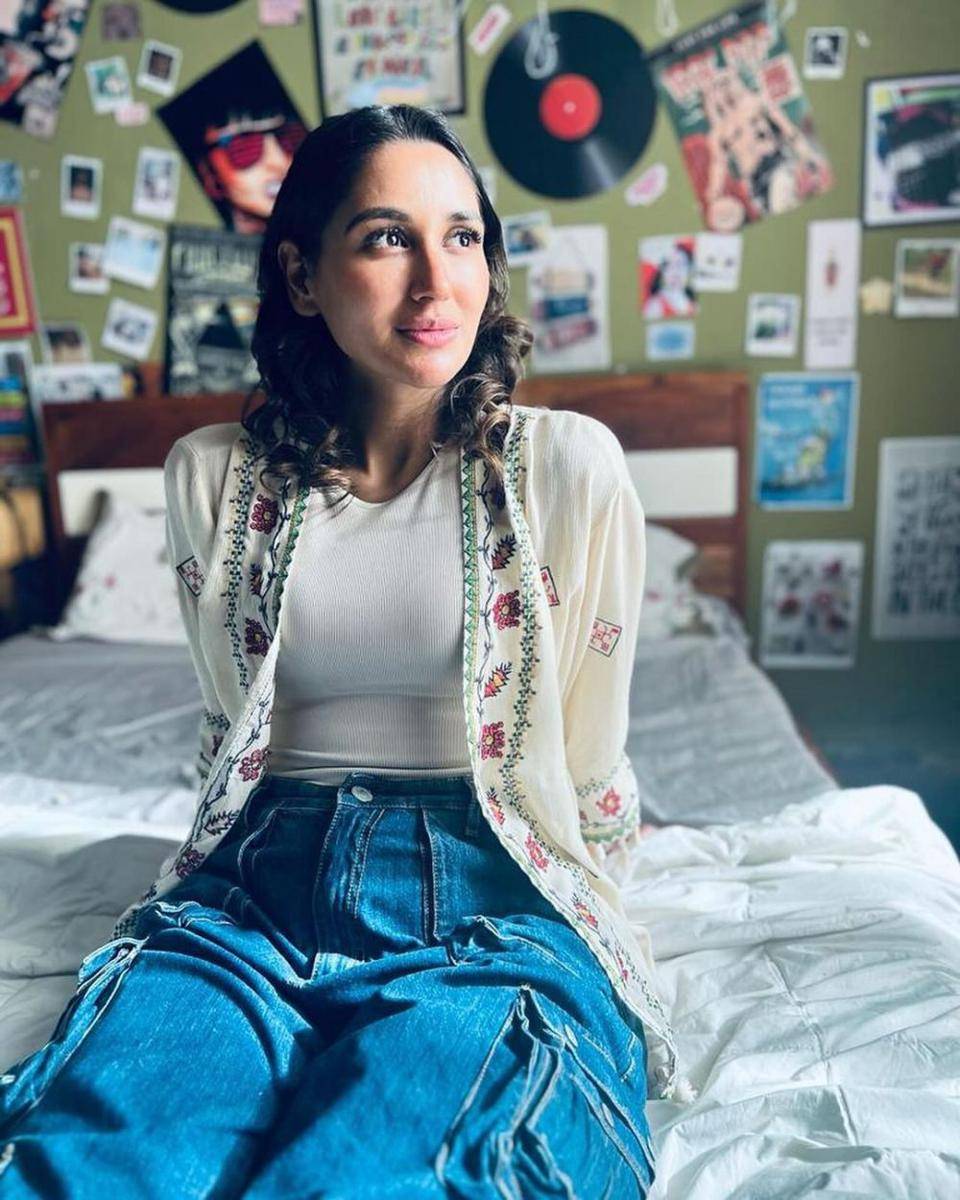 inspirasi OOTD outer ala aktris India (instagram.com/nikifying)