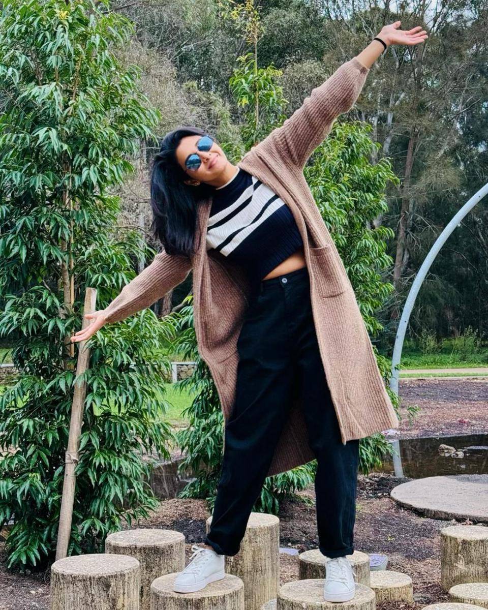 inspirasi OOTD outer ala aktris India (instagram.com/priyabhavanishankar)