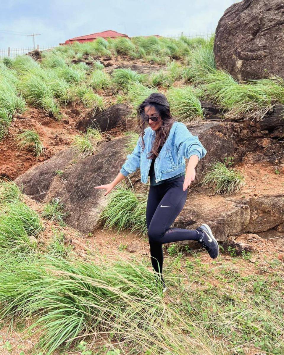 inspirasi OOTD outer ala aktris India (instagram.com/catherinetresa)