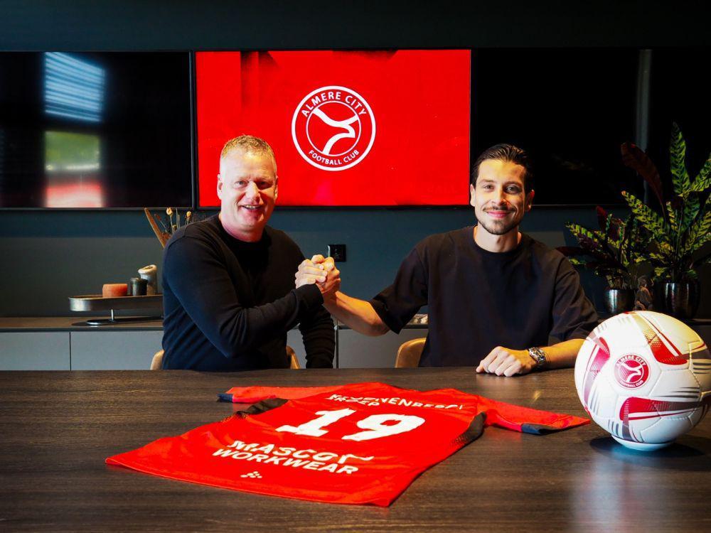Potret Thom Haye gabung Almere City. (X/@almerecityfc).