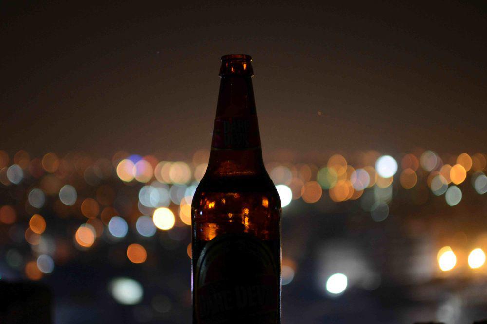 ilustrasi mengonsumsi alkohol (unsplash.com/Eeshan Garg)