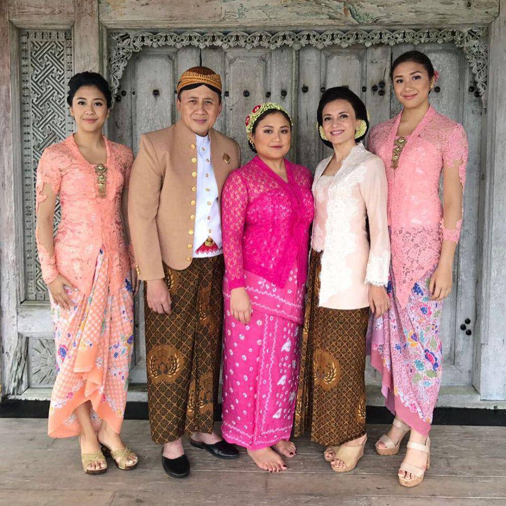 Kebaya Sherina Munaf (instagram.com/mayzurstla)