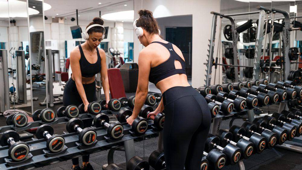 workout sambil mendengarkan musik (pexels.com/Furkan Elveren)