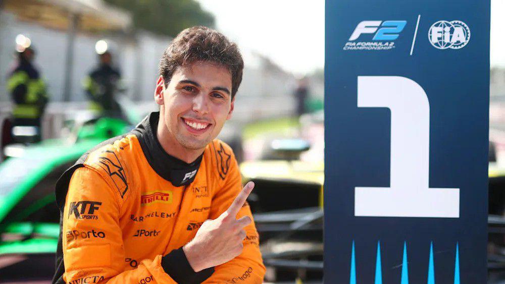 Gabriel Bortoleto berfoto setelah finis pertama di feature race Formula 2 GP Italia 2024. (fiaformula2.com)