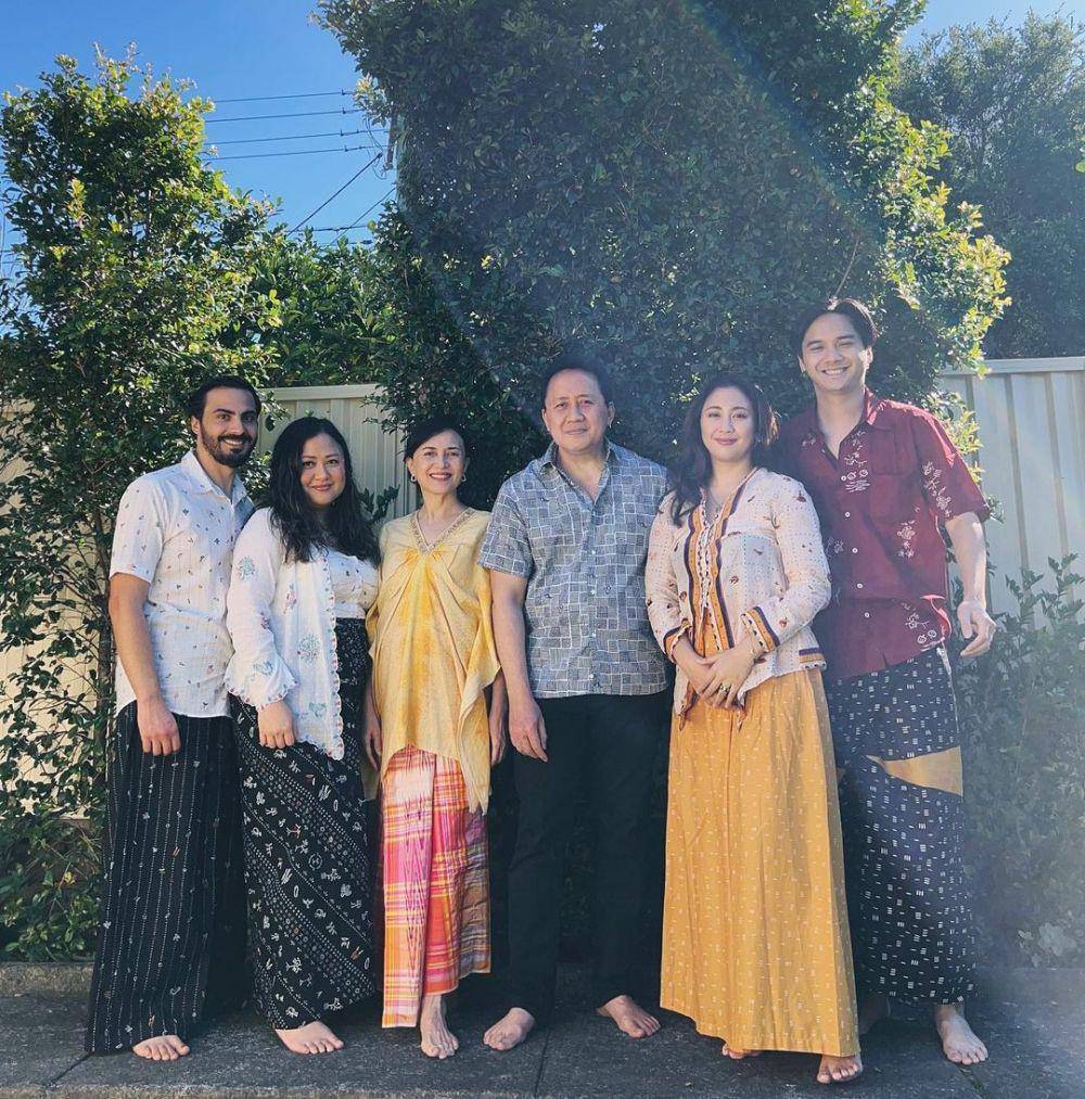 Kebaya Sherina Munaf (instagram.com/viramunaf)