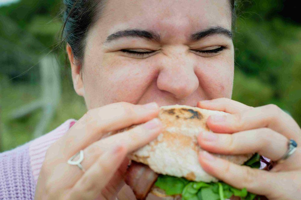 ilustrasi makan terburu-buru (unsplash.com/Harry Grout)