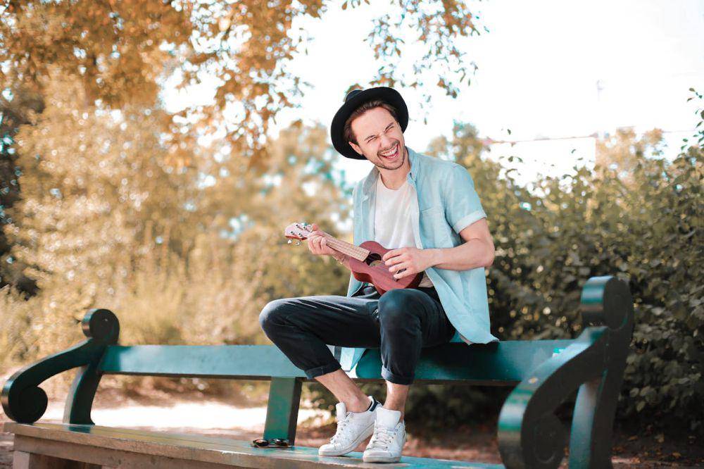 ilustrasi pria asyik main ukulele (pexels.com/Andrea Piacquadio)