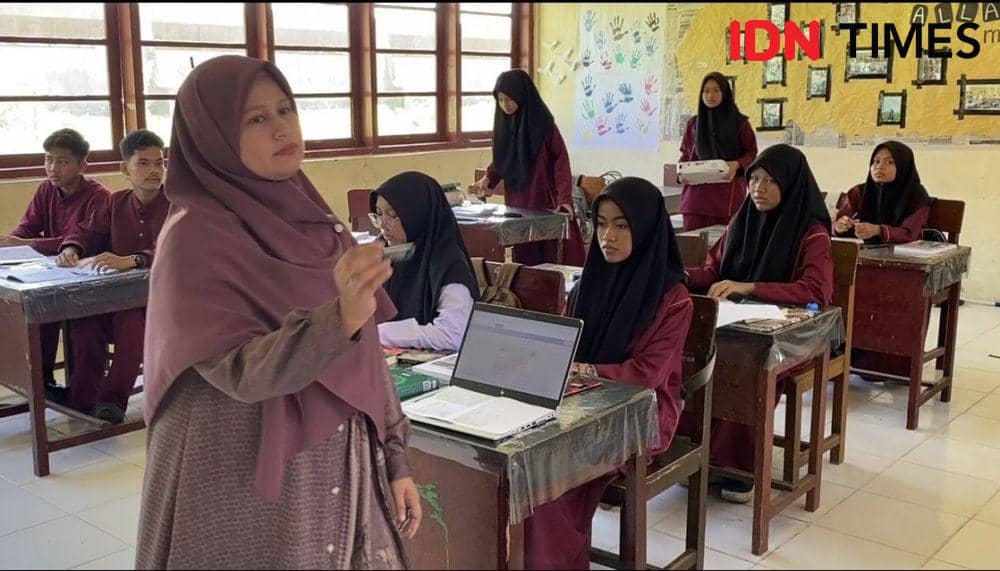 Reni Fatma Yunita seorang guru di Sekolah Menengah Atas (SMA) Institut Nasional Syafei (INS) Kayu Tanam. (IDN Times/Bujang Minang).