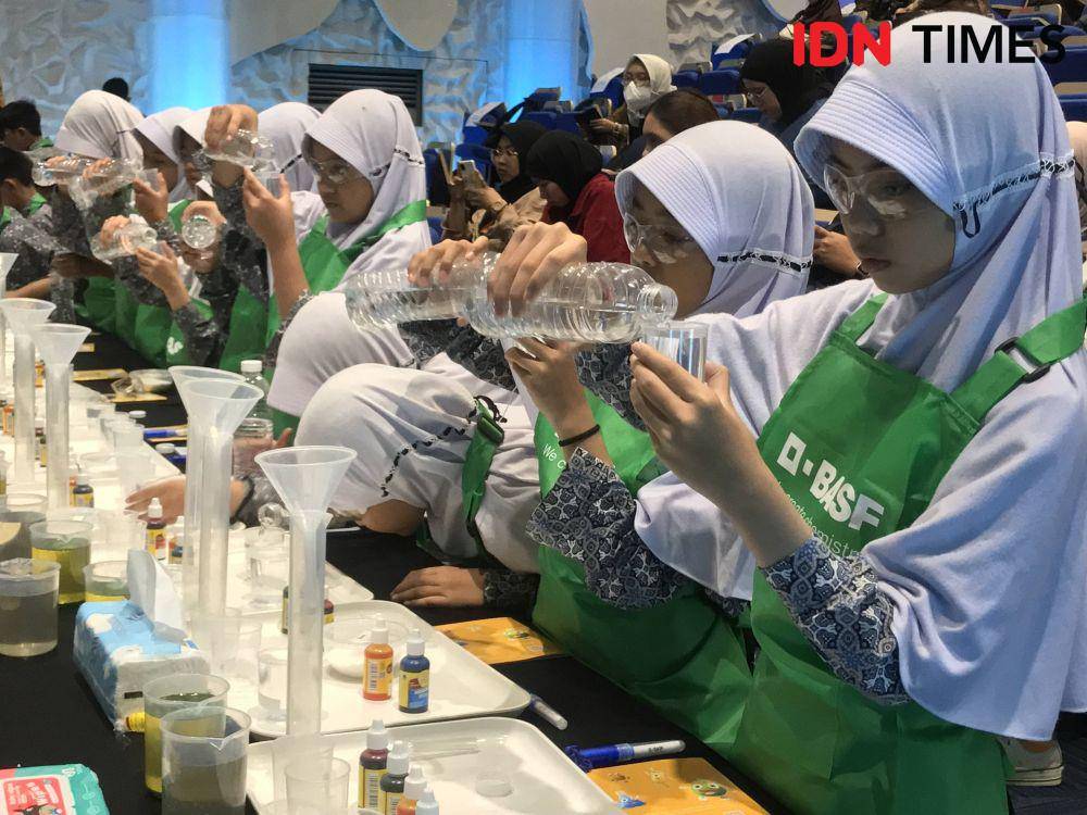 Potret partisipan Kids' Lab saat acara berlangsung, bereksperimen membuat pelangi . 13 September 2024. (IDN Times/Hani Safanja)