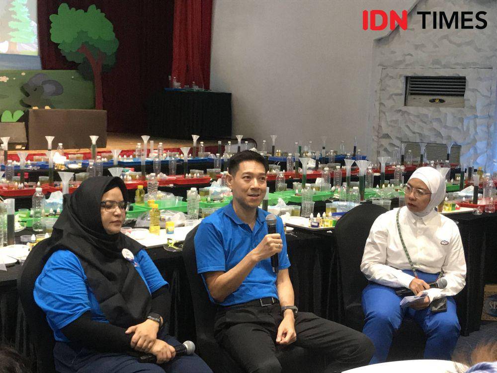 (Kiri) Beffy Saskia, Media Relations BASF dan (kanan) Dr. Christofer Arisandy, Presiden Direktur BASF Indonesia saat press conference Kids' Lab. 13 September 2024. (IDN Times/Hani Safanja)