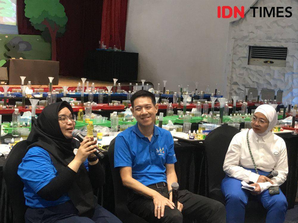 (Kiri) Beffy Saskia, Media Relations BASF dan (kanan) Dr. Christofer Arisandy, Presiden Direktur BASF Indonesia saat press conference Kids' Lab. 13 September 2024. (IDN Times/Hani Safanja)