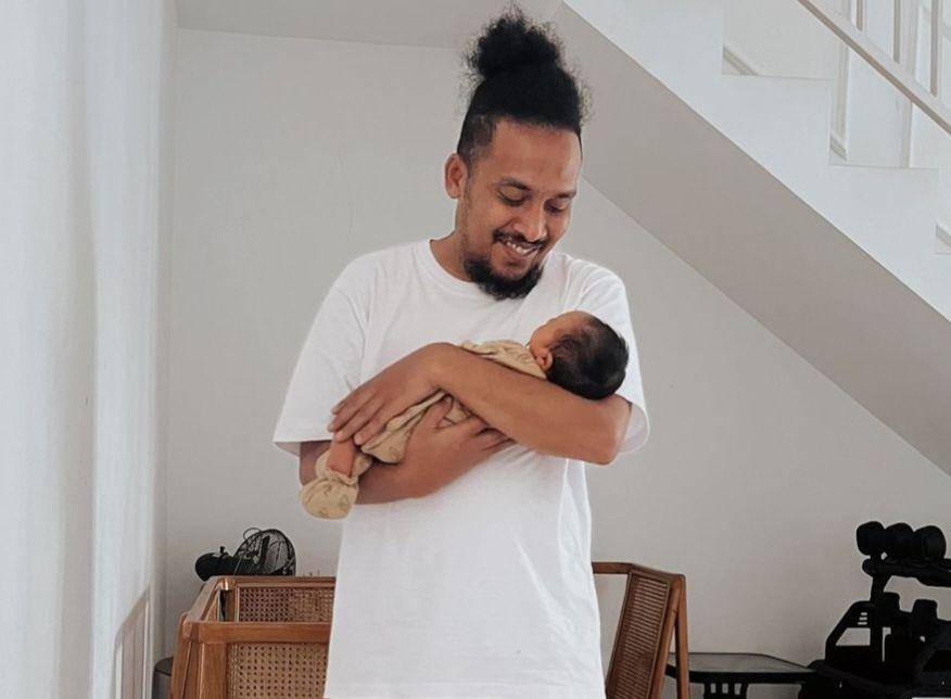 Abdur Arsyad menggendong anak kedua, Ayasofya Hamida Arsyad. (Instagram.com/sindyasta)