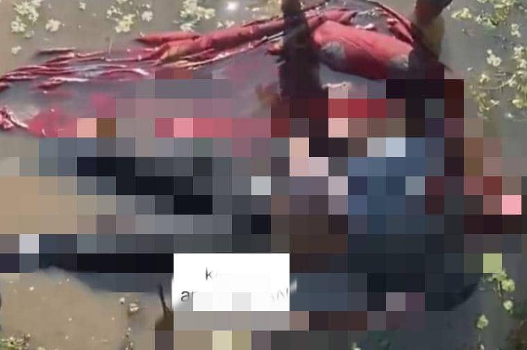 Penampakan jasad korban Wawan saat ditemukan warga di bawah Jembatan Sungai Binong. (Dok. Polres Pesawaran).