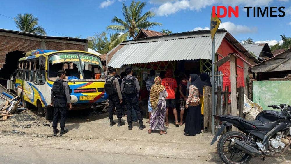 Foto bus di lokasi usai menabrak 2 gubuk dan 1 tokoh mengakibatkan 1 orang tewas (Dok/Istimewa)