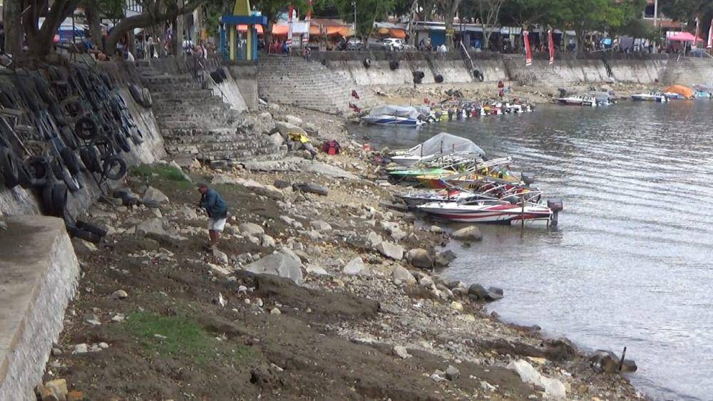 Air telaga di Telaga Sarangan terus alami penyusutan dengan drastis pada saat musim kemarau ini. IDN Times/ Riyanto.