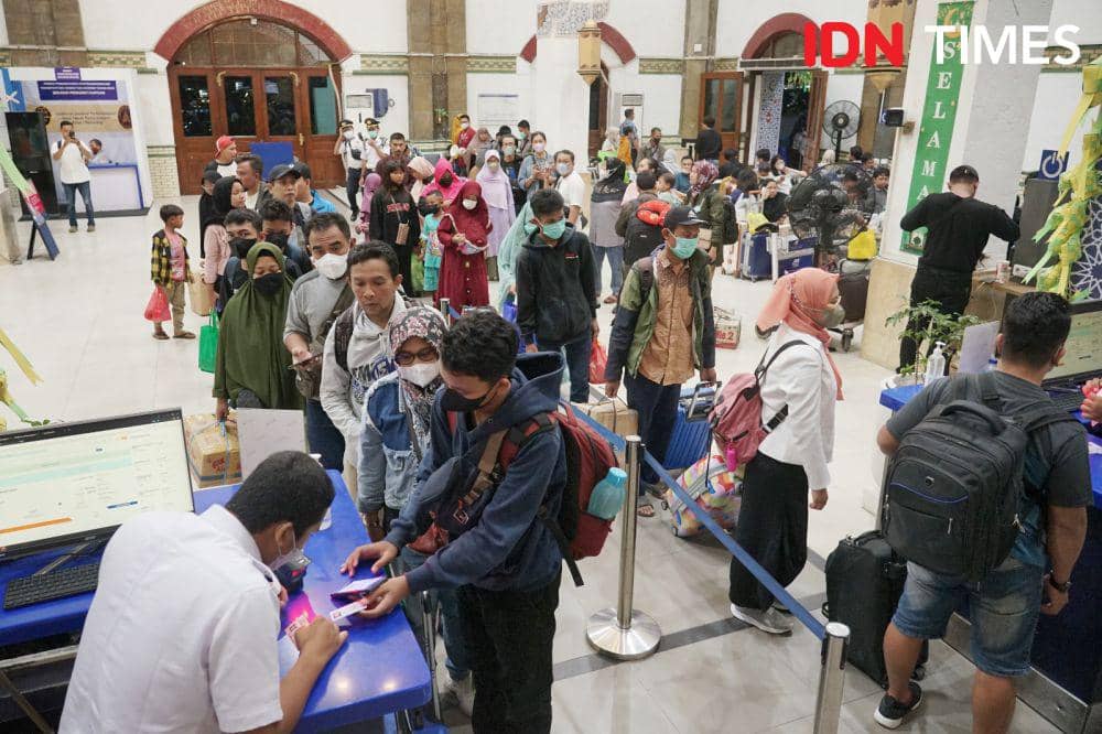 Calon penumpang kereta api tampak memadati peron Stasiun Tawang Semarang. (IDN Times/Fariz Fardianto)