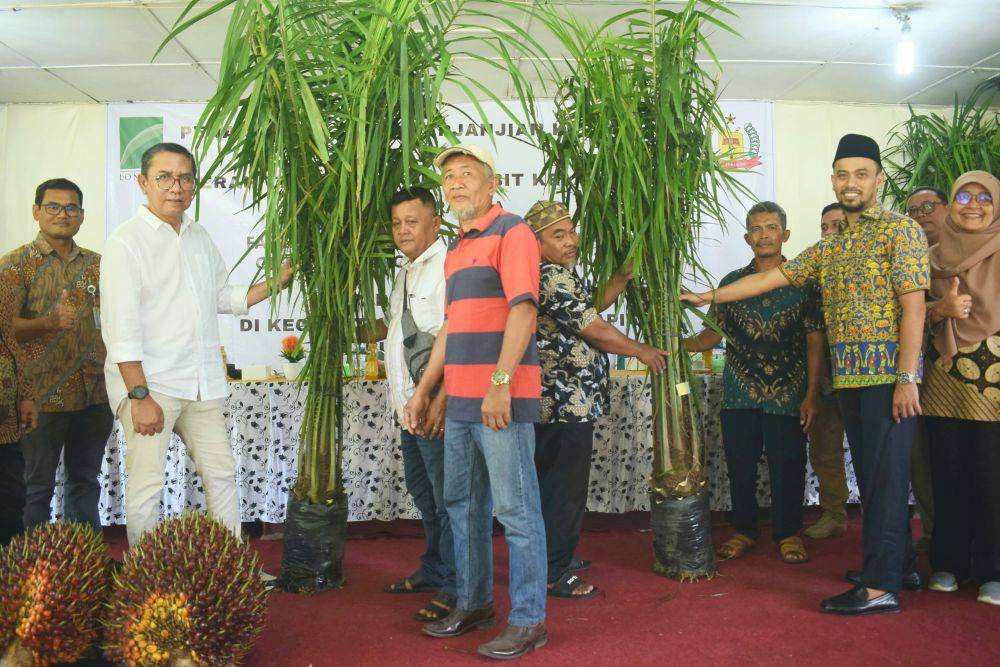 Penandatanganan perjanjian kerjasama sekaligus pemberian bantuan bibit kelapa sawit dari Lonsum untuk petani di Langkat (dok.Lonsum)
