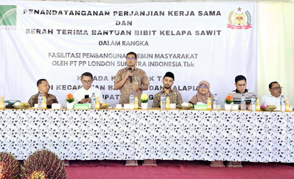 Penandatanganan perjanjian kerjasama sekaligus pemberian bantuan bibit kelapa sawit dari Lonsum untuk petani di Langkat (dok.Lonsum)