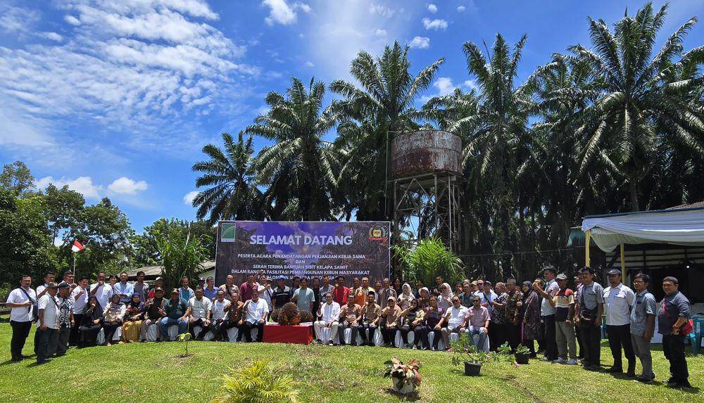 Penandatanganan perjanjian kerjasama sekaligus pemberian bantuan bibit kelapa sawit dari Lonsum untuk petani di Langkat (dok.Lonsum)