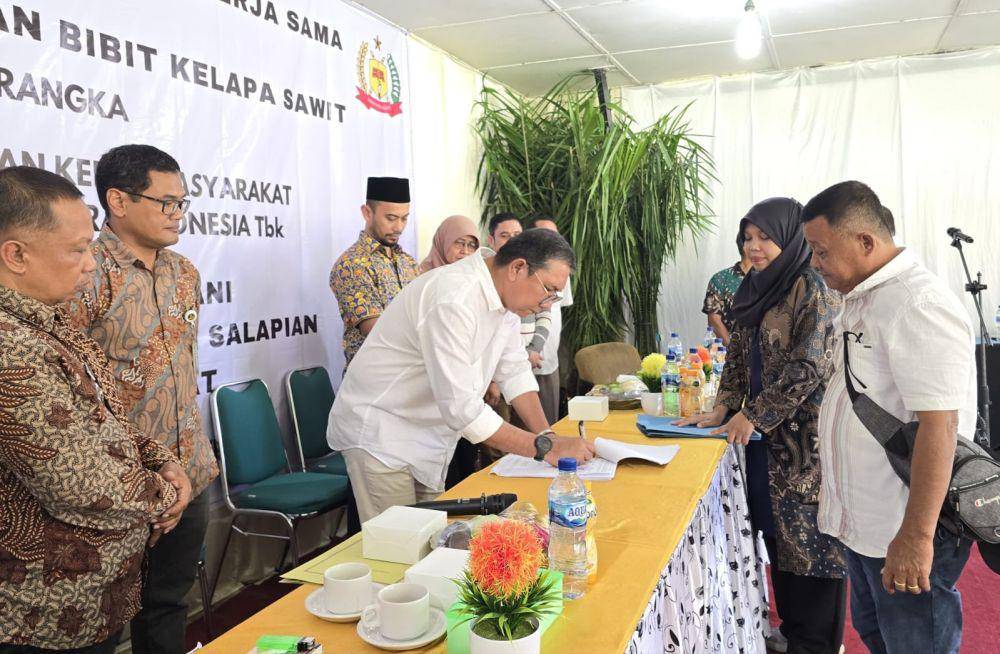 Penandatanganan perjanjian kerjasama sekaligus pemberian bantuan bibit kelapa sawit dari Lonsum untuk petani di Langkat (dok.Lonsum)