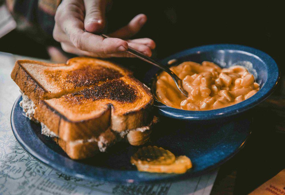 ilustrasi menikmati makanan (unsplash.com/Jakob Owens)