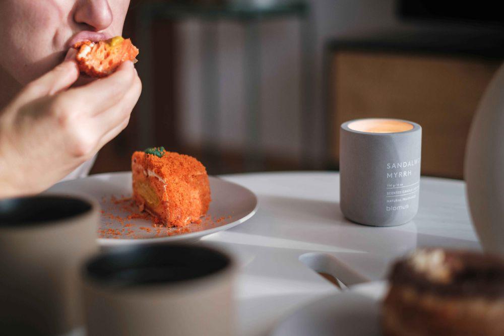 ilustrasi makan sembari menonton (unsplash.com/Jan Baborak)