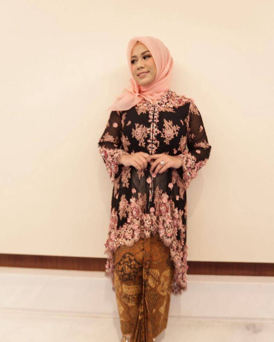 Kebaya Zita Anjani (instagram.com/zitaanjani)