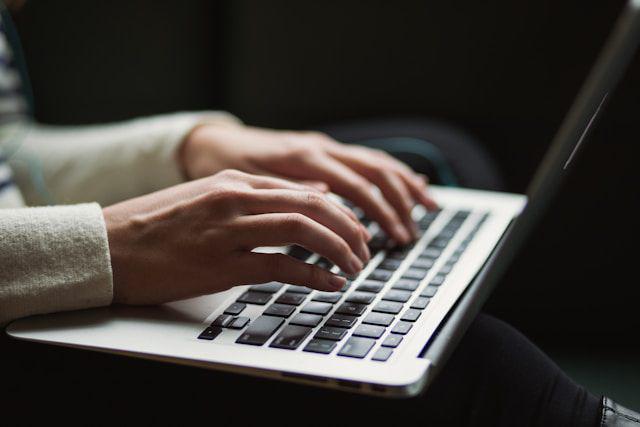 ilustrasi menulis (unsplash.com/@kaitlynbaker)