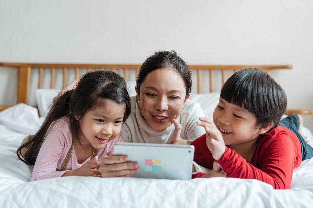 ilustrasi ibu mendampingi anak bermain gadget (pexels.com/Ketut Subiyanto)