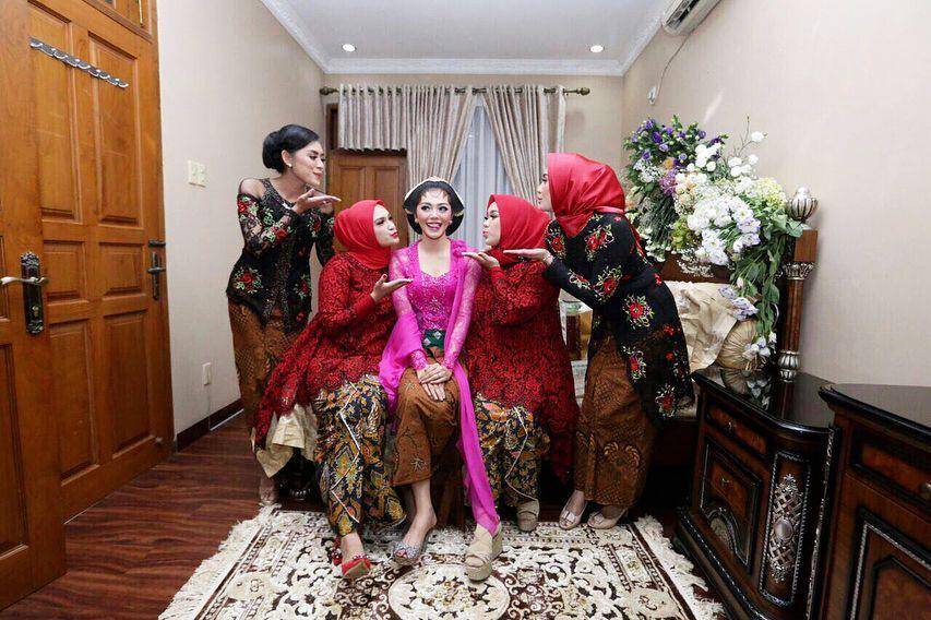 Kebaya Zita Anjani (instagram.com/zitaanjani)