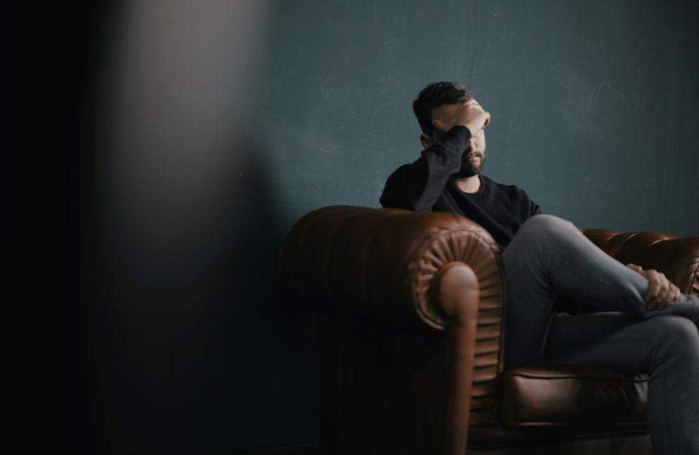ilustrasi berkonsultasi dengan terapis (unsplash.com/Nik Shuliahin)
