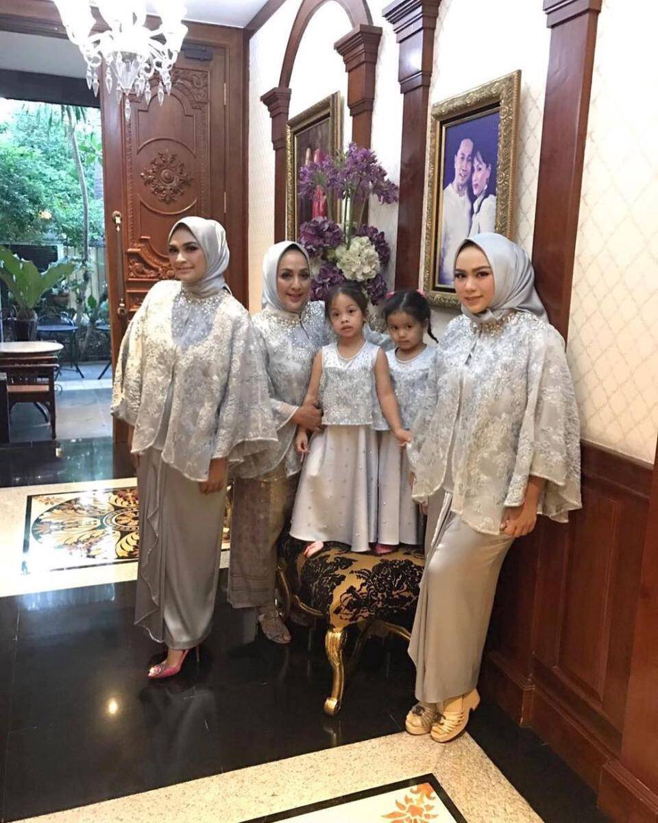 Kebaya Zita Anjani (instagram.com/zitaanjani)