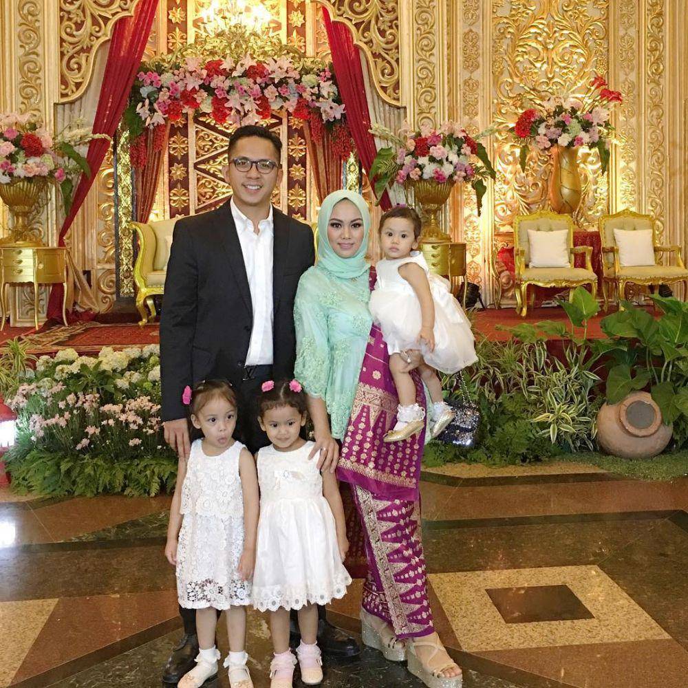 Kebaya Zita Anjani (instagram.com/zitaanjani)