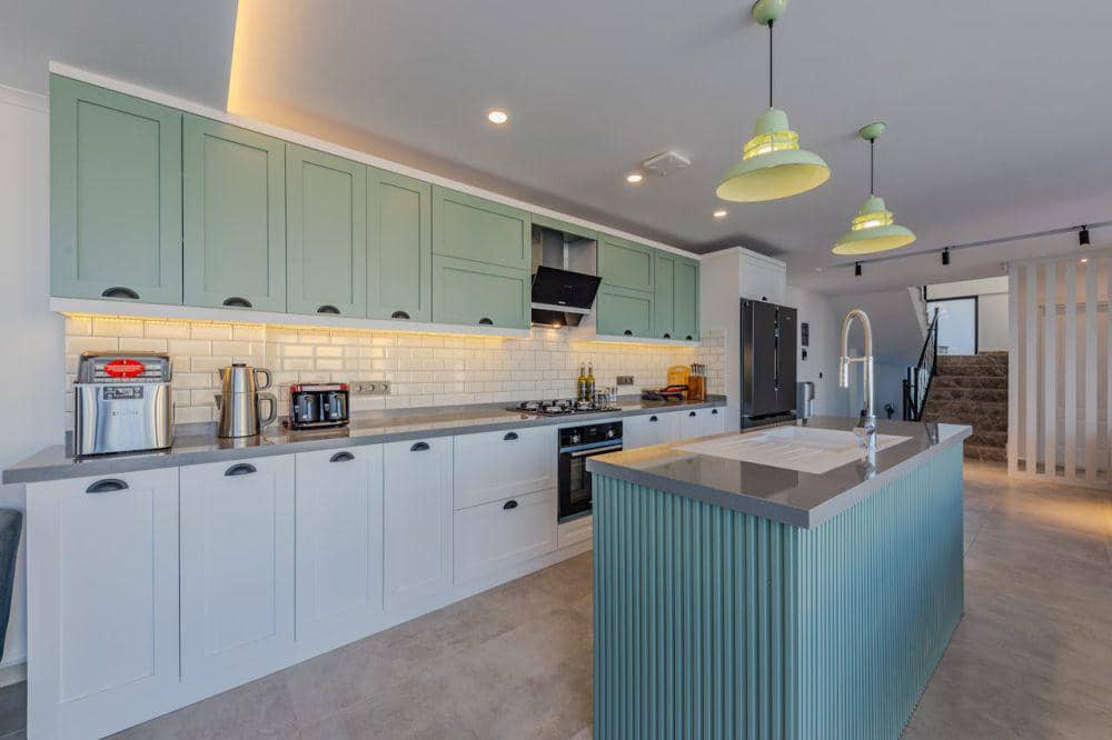 desain kitchen set modern dengan LED strip lighting (pexels.com/Ahmet ÇÖTÜR)