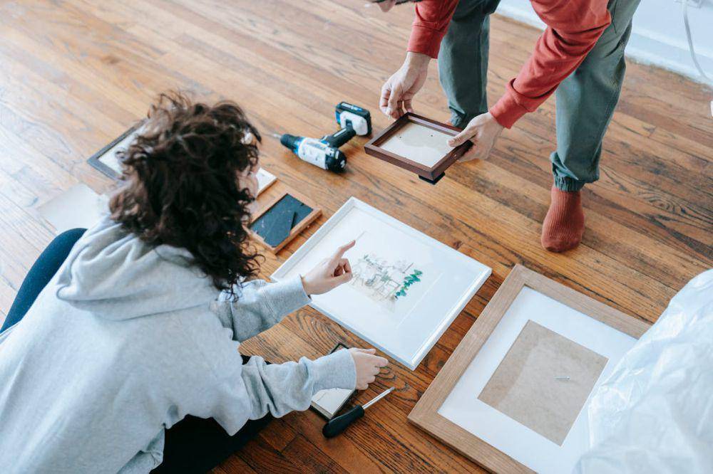 ilustrasi menyusun bingkai foto di lantai (pexels.com/Blue Bird)