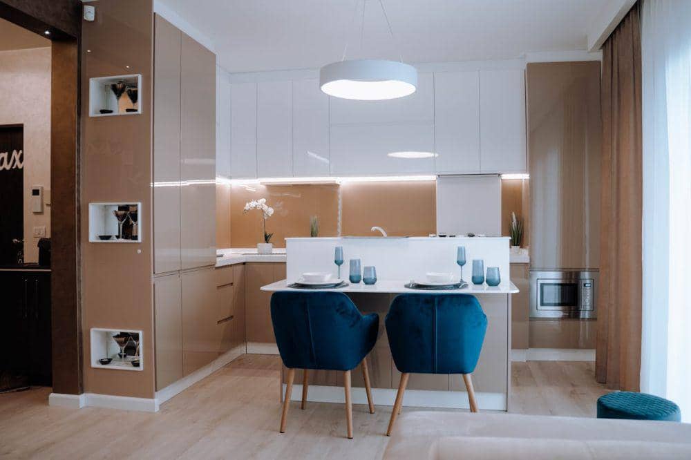 desain kitchen set modern dengan LED strip lighting (pexels.com/Dorin Ursulescu)