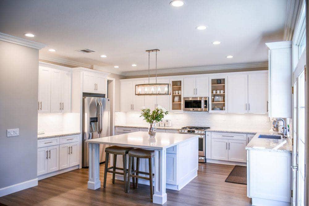 desain kitchen set modern dengan LED strip lighting (pexels.com/Mark McCammon)