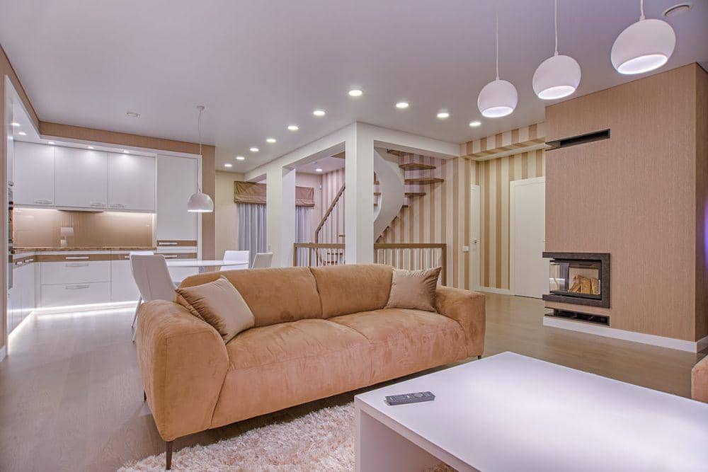 desain kitchen set modern dengan LED strip lighting (pexels.com/Vecislavas Popa)