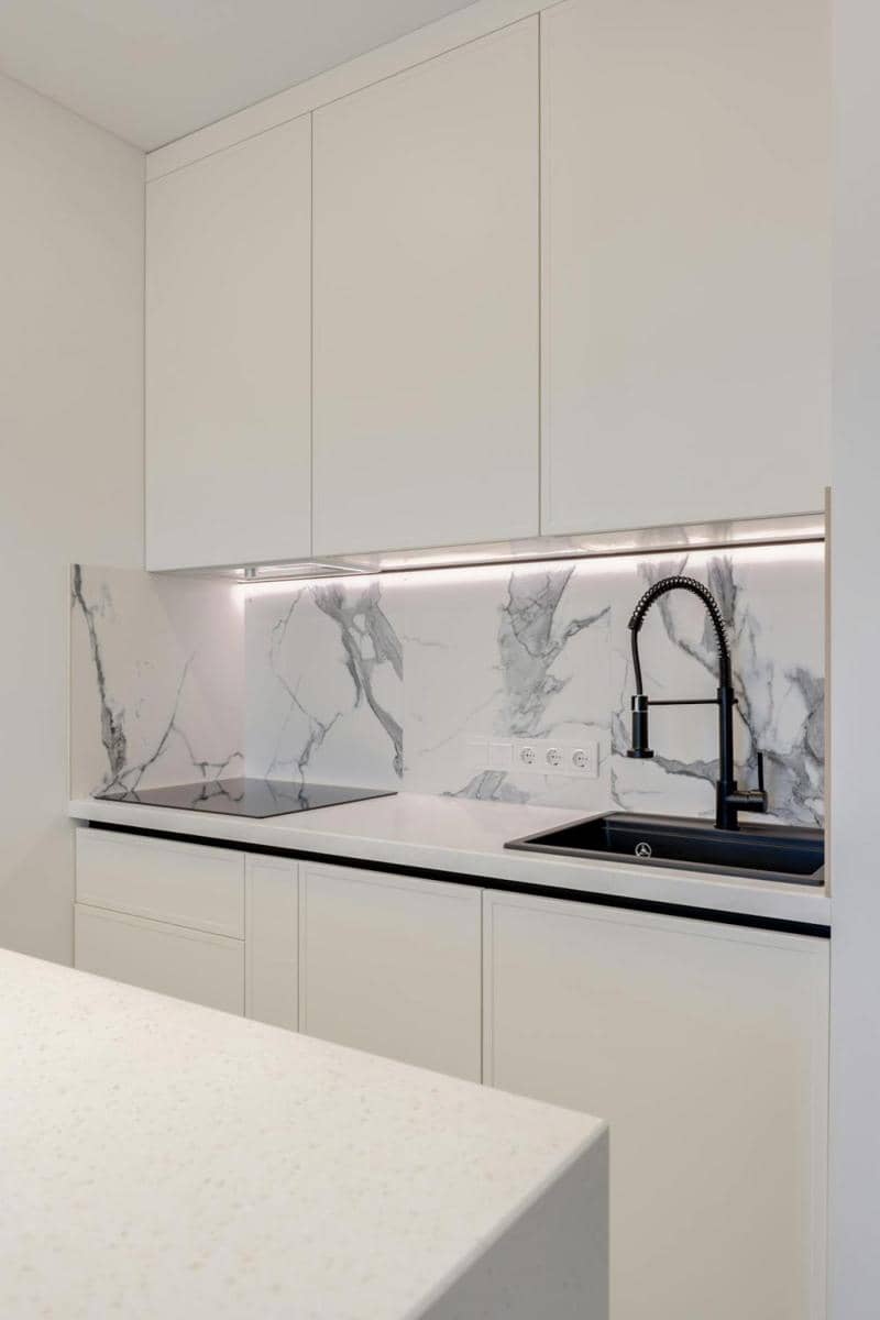 desain kitchen set modern dengan LED strip lighting (pexels.com/Max Vakhtbovycn)