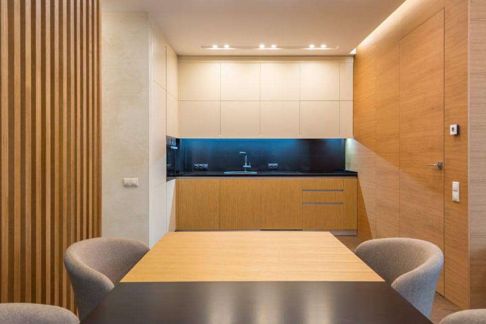 desain kitchen set modern dengan LED strip lighting (pexels.com/Max Vakhtbovycn)