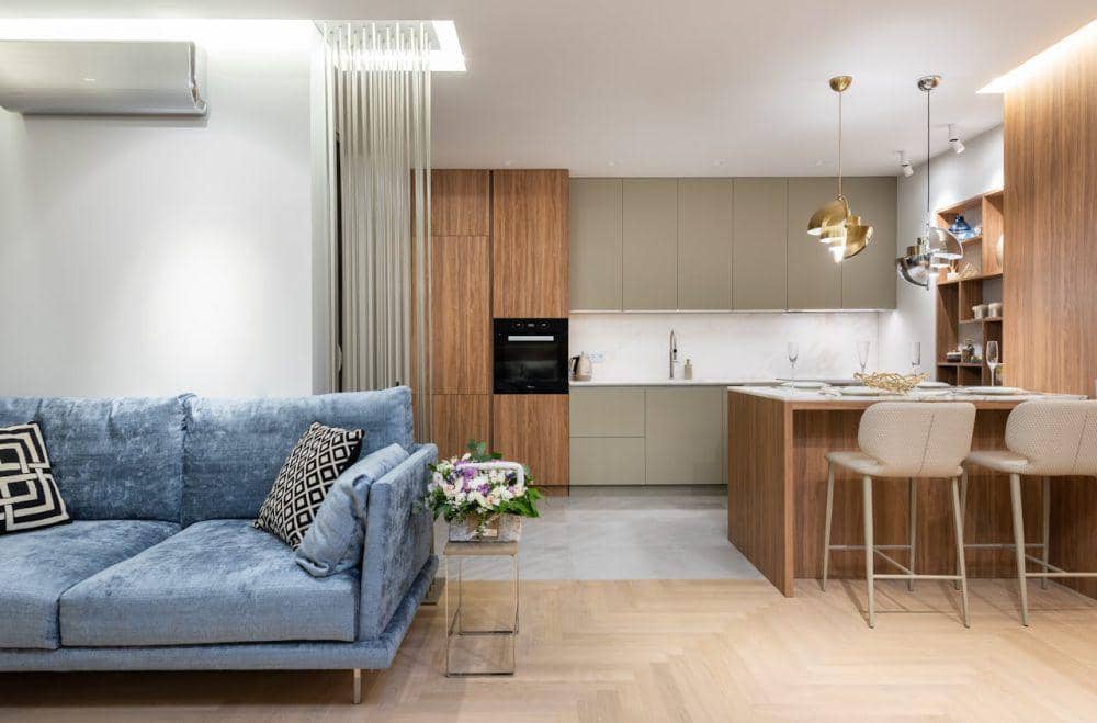 desain kitchen set modern dengan LED strip lighting (pexels.com/Max Vakhtbovycn)