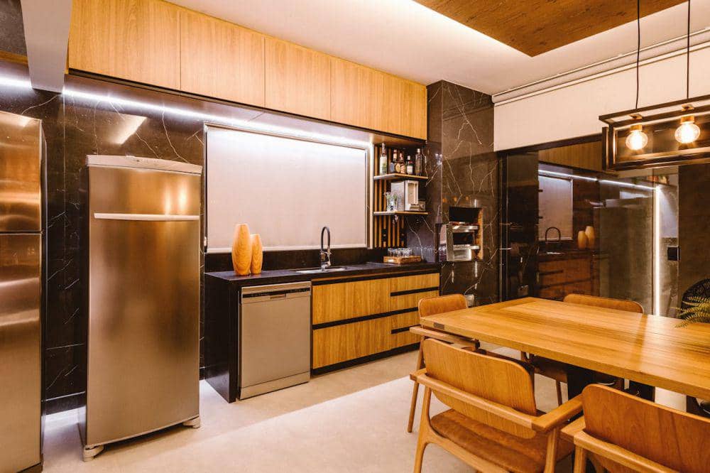 desain kitchen set modern dengan LED strip lighting (pexels.com/Jonathan Borba)