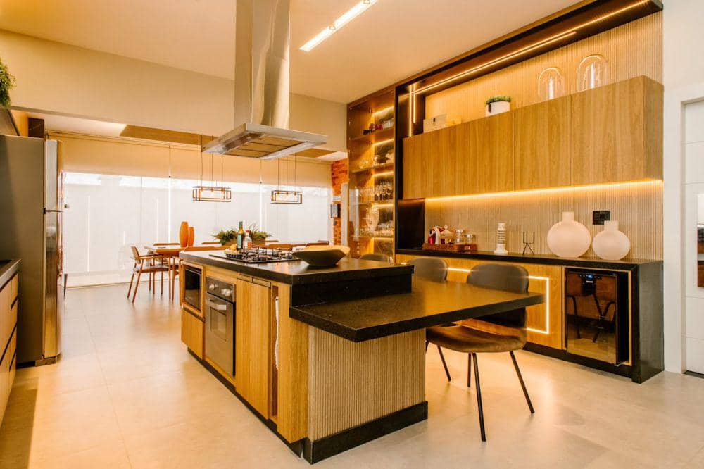 desain kitchen set modern dengan LED strip lighting (pexels.com/Jonathan Borba)