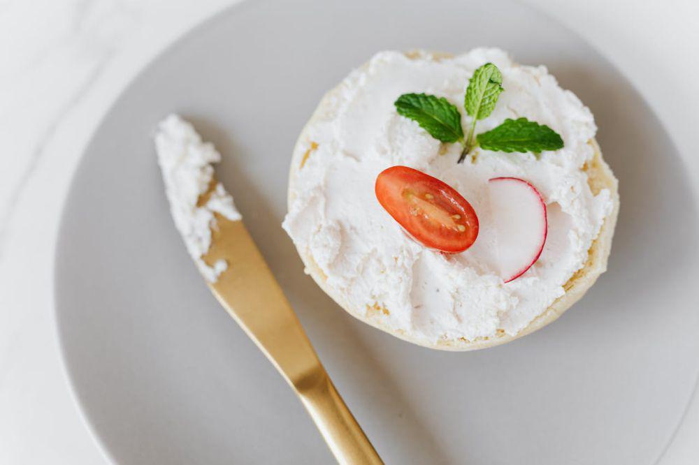 ilustrasi makanan dengan cream cheese (pexels.com/Karolina Kaboompics)