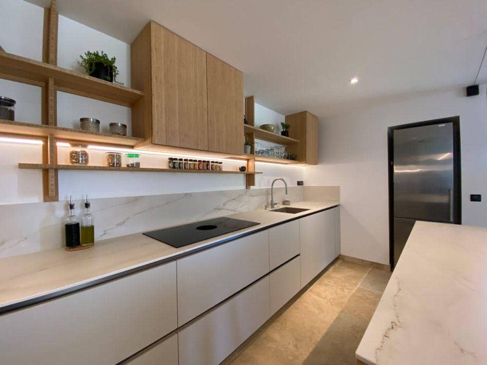 desain kitchen set modern dengan LED strip lighting (pexels.com/ML Design Cuisines)