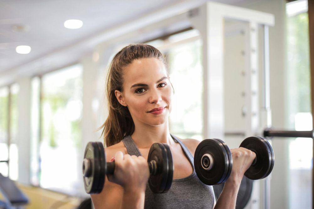 ilustrasi seseorang workout (pexels.com/Andrea Piacquadio)