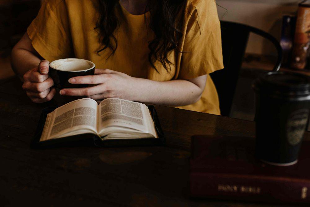 ilustrasi berada di kafe (unsplash.com/Priscilla Du Preez)